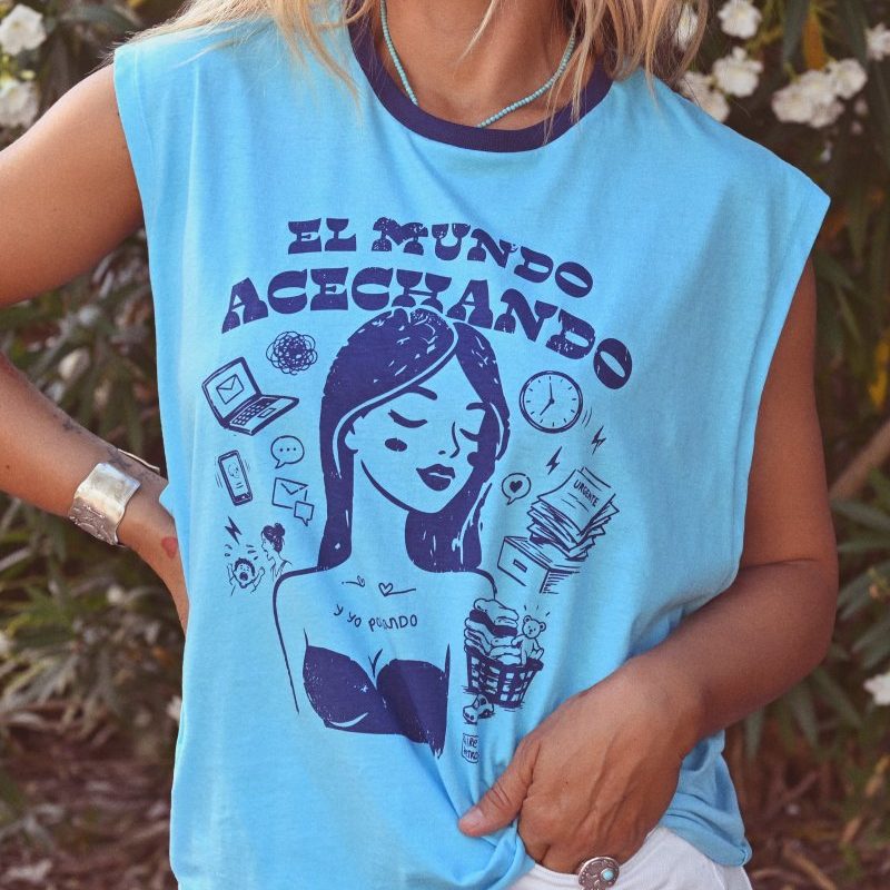 cami-chica-acechando-azul