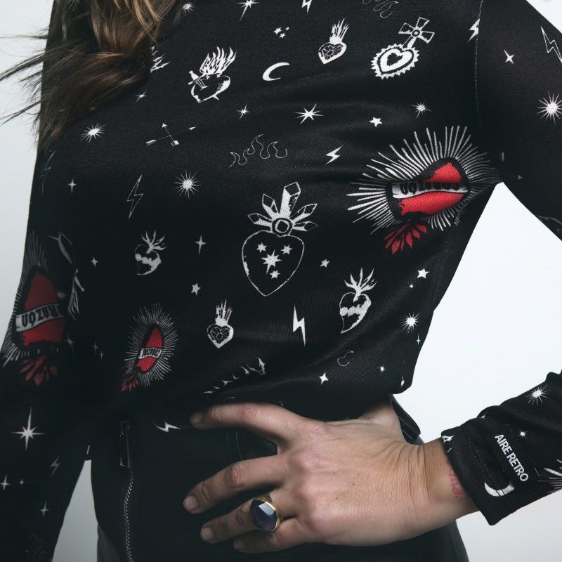 camiseta-corazones-negra